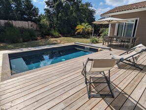 La piscine (5x3m) est fermée par une bâche à barres manuelle.