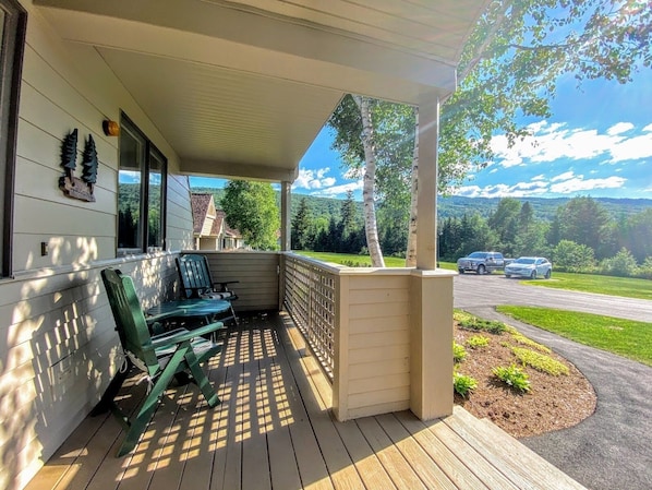 Overlooking the renowned Mount Pleasant golf course, this beautifully renovated and dog-friendly single-level townhome offers a perfect blend of comfort and convenience.