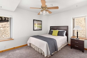 Comfy queen bed in the master bedroom, large closet, reading lamps, natural light... perfect oasis for recharging.