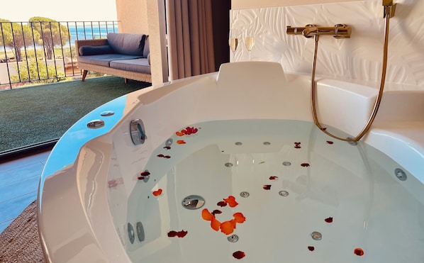 Indoor spa tub