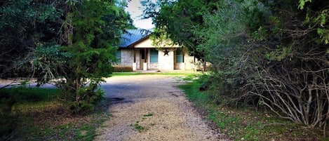 Casa Rio - Hidden from the street, gated neighborhood, Comanche Crossing river location with private river access!