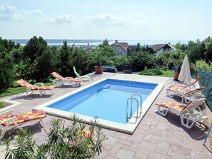 Wasser, Eigentum, Himmel, Möbel, Schwimmbad, Pflanze, Gebäude, Wolke, Gartenmöbel, Sonnenliege