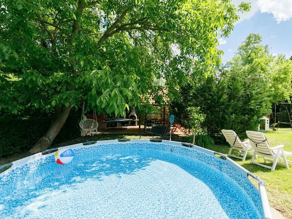 Blau, Schwimmbad, Freizeit, Garten, Schatten, Resort, Hinterhof, Gartenmöbel, Landscaping, Eco Hotel