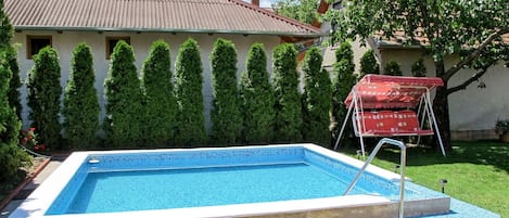 Swimming Pool, Property, Grass, Leisure, Backyard, House, Real Estate, Yard, Villa, Building