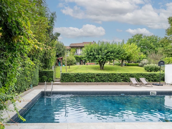 Water, Sky, Plant, Cloud, Natural Landscape, Tree, Swimming Pool, Grass, Leisure, Composite Material