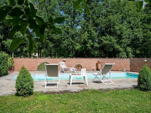 Pflanze, Möbel, Pflanzengemeinschaft, Stuhl, Azurblau, Gartenmöbel, Grundstueck, Schatten, Baum, Tisch Im Freien