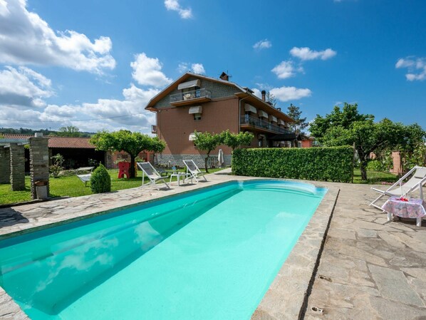 Cloud, Sky, Water, Plant, Property, Swimming Pool, Azure, Building, Tree, Residential Area