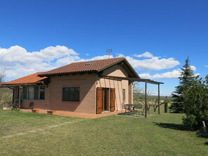 Wolke, Himmel, Gebäude, Pflanze, Fenster, Baum, Haus, Natürliche Landschaft, Grundstueck, Holz