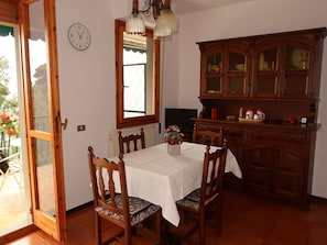 Möbel, Tabelle, Eigentum, Stuhl, Gebäude, Bilderrahmen, Cabinetry, Holz, Pflanze, Fenster