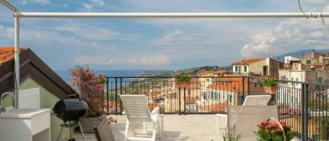 Cloud, Sky, Building, Property, Plant, Flowerpot, Table, Houseplant, Wood, Outdoor Furniture