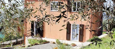 Proprietà, Casa, Casa, Costruzione, Immobiliare, Albero, Zona Residenziale, Architettura, Quartiere, Facciata