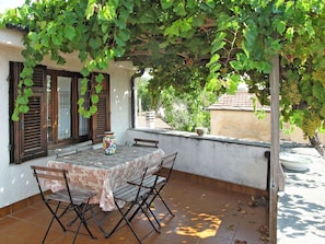 Tabelle, Gebäude, Möbel, Eigentum, Stuhl, Fenster, Blatt, Schatten, Holz, Gartenmöbel
