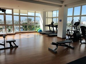 Gimnasio/Rooftop Gym: Workout while enjoying a 180 degree view of Santo Domingo