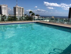 Piscina/Rooftop Pool: Ocean and City views while on the roof and in the pool.