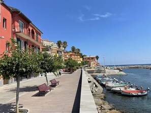 Wasser, Himmel, Boot, Gebäude, Fenster, Watercraft, Wolke, Pflanze, Gewässer