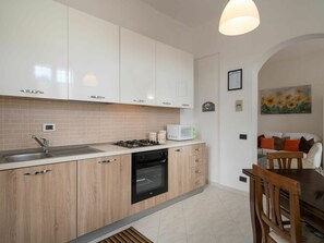 Cabinetry, Möbel, Countertop, Spüle, Sinken, Eigentum, Zapfhahn, Herd, Küche, Holz