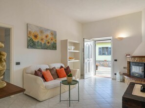 Bilderrahmen, Eigentum, Tabelle, Couch, Pflanze, Komfort, Wohnzimmer, Interior Design, Holz, Gebäude