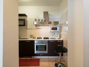 Cabinetry, Countertop, Gebäude, Küchengerät, Zapfhahn, Haushaltsgerät, Interior Design, Holz, Herd, Küche