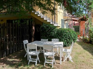 Propriété, Arrière-Cour, Immobilier, Cour, Bâtiment, Table, Maison, Meubles, Patio, Tableau De Plein Air