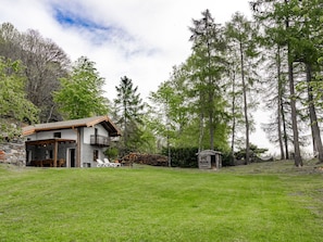 Plant, Cloud, Building, Sky, Natural Landscape, Tree, Land Lot, House, Grass, Landscape