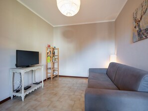 Propriété, Meubles, Bâtiment, Confort, Bois, Éclairage, Salon, Design Intérieur, Canapé, Télévision