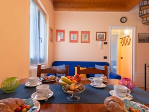 Pièce, Orange, Meubles, Salon, Design Intérieur, Propriété, Table, Jaune, Maison, Bâtiment