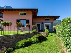 Himmel, Pflanze, Gebäude, Fenster, Blume, Haus, Grundstueck, Gras, Hütte, Wohngebiet