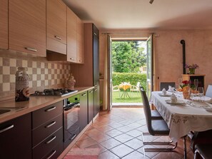 Möbel, Cabinetry, Blume, Countertop, Pflanze, Stuhl, Tabelle, Küche, Interior Design, Gebäude