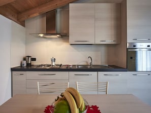 Cabinetry, Comptoir, Propriété, Cuisine, Bâtiment, Evier, Robinet, Cuisinière, Appareil De Cuisine