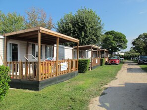 Pflanze, Himmel, Eigentum, Gebäude, Fenster, Baum, Schatten, Veranda, Holz, Grundstueck