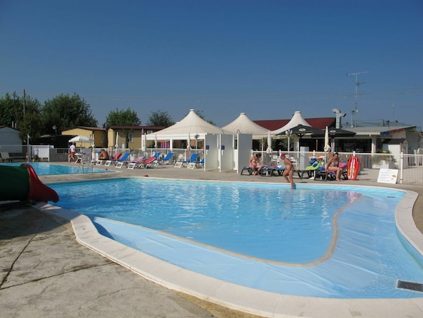 L'Eau, Ciel, Piscine, Bâtiment, Ombre, Mobilier De Jardin, Maison, Loisir, Balancelle, Aqua