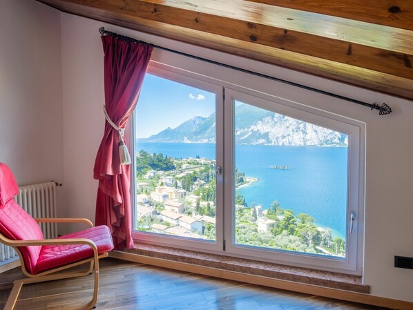 Fenster, Eigentum, Gebäude, Wasser, Holz, Azurblau, Schatten, Interior Design, Beleuchtung