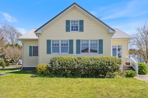 This Classic Cottage just oozes that quintessential Chincoteague Charm.