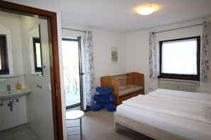 Doppelbettschlafzimmer im EG mit Babybett, Badezimmer+ Zugang zur Terrasse.