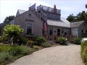 The houFront of house - circular drivewayse from the front.
