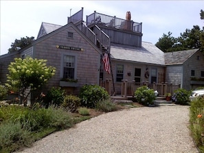 The houFront of house - circular drivewayse from the front.