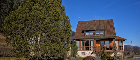 Blick aus dem Garten auf die großzügigen Panoramafenster.