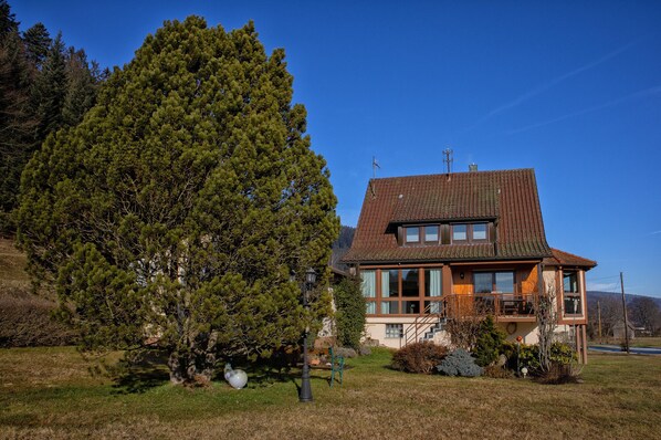 Blick aus dem Garten auf die großzügigen Panoramafenster.