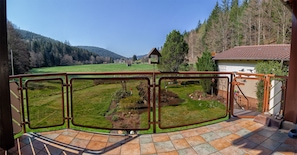 Der Ausblick vom Balkon in die waldreiche Landschaft des Enztals.