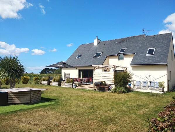 Maison contemporaine, jardin paysagé, terrasse et jacuzzi