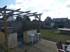 Terrasse 60m2 : côté cuisine extérieure avec barbecue