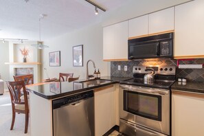 Full kitchen: Stainless steel appliances