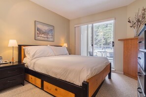 Primary bedroom: Queen bed