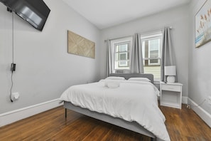 1st bedroom. Comfortable memory foam mattresses & pillows. Fresh linens/towels.