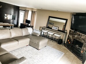 Living rooms area with Fireplace 