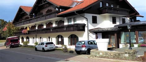 Ferienwohnung befindet sich im 1. Stock, 2. Balkon von rechts