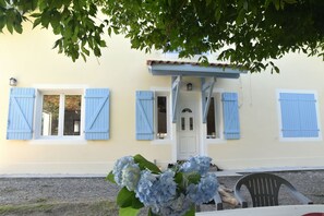 La maison bleue ( facade refaite à neuf en 2021)