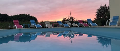 manifique couchér de soleil tous les jours au bord de la piscine ( vue dégagée )