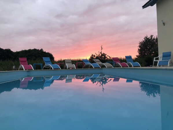 manifique couchér de soleil tous les jours au bord de la piscine ( vue dégagée )