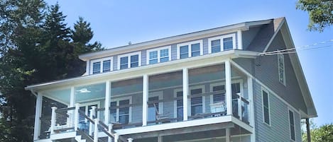 Lowell's Cove Home facing the ocean